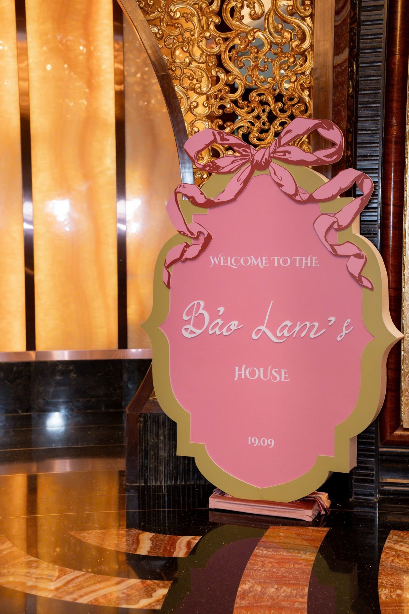 Bảng chào Welcome to the Bảo Lam's House 19.09 với nơ hồng