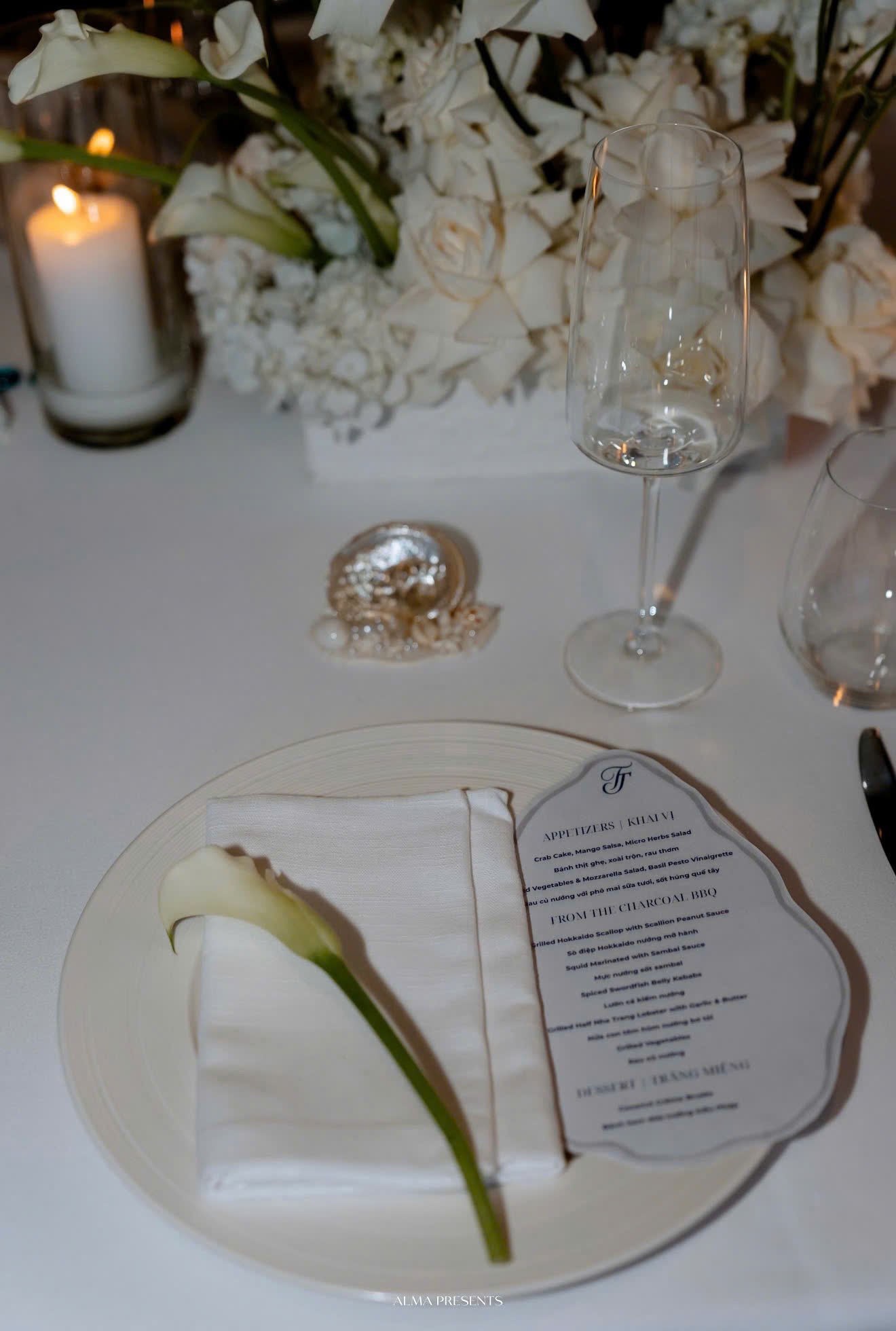 Cận cảnh menu monogram F và hoa calla trên đĩa