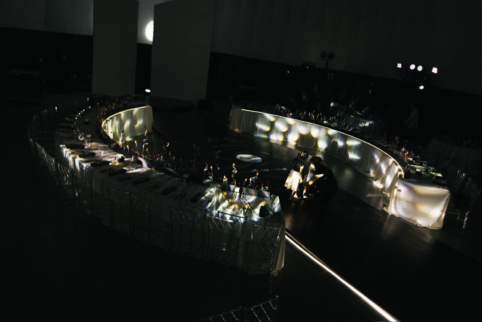 Toàn cảnh bàn tiệc cong trong Dome Theater dưới ánh đèn gobo