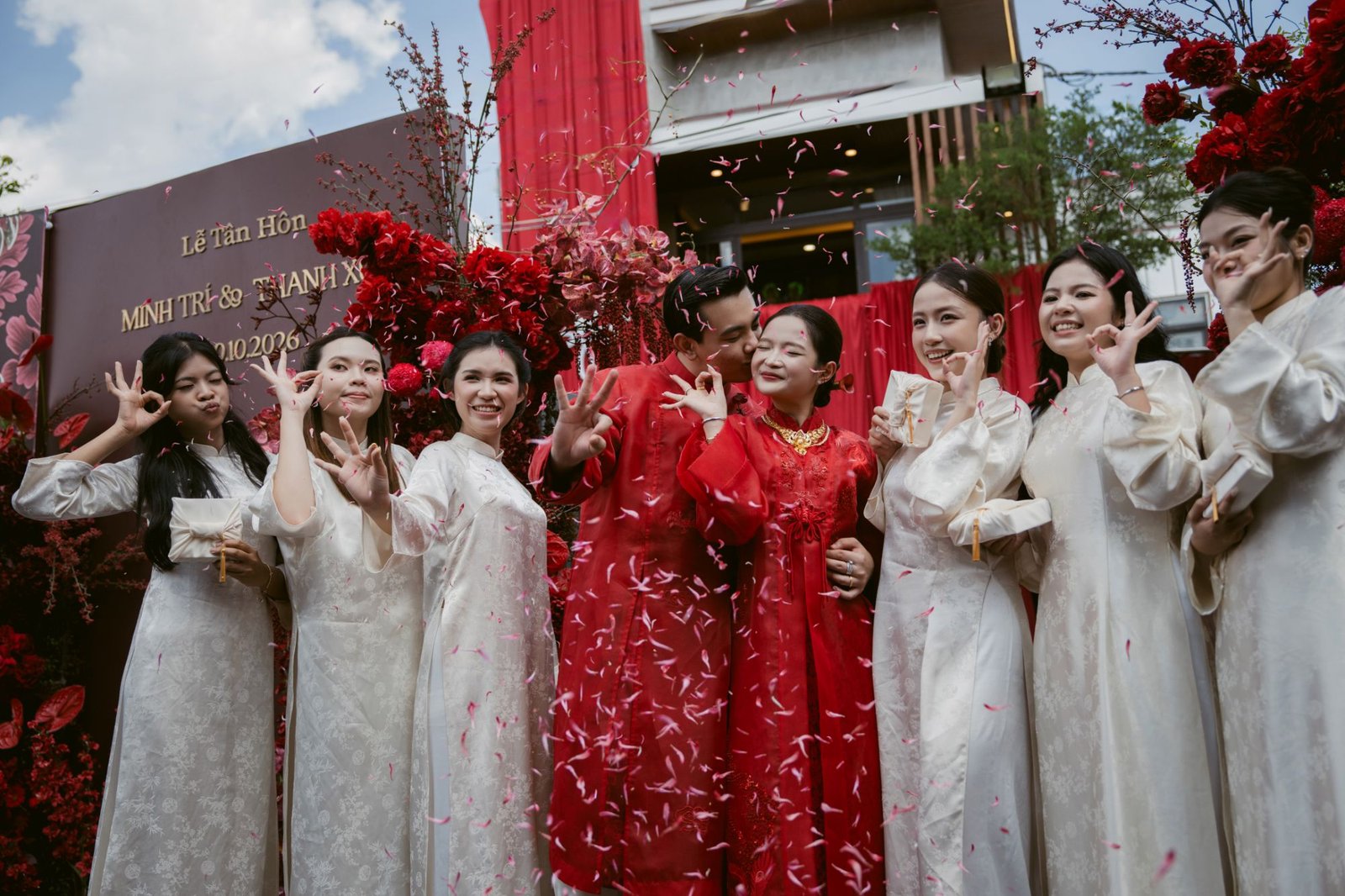 Cô dâu chú rể và phù dâu áo dài trắng trong mưa cánh hoa